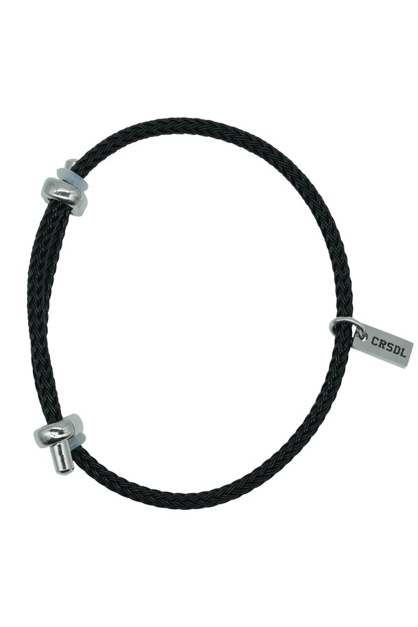 씨알에스디엘 카테나 슬림 팔찌는 남녀 모두 착용 가능한 패션 팔찌입니다. 트위스트 로프 패턴에 실버 포인트 디자인으로 포인트를 더했으며, 메탈릭한 텍스처가 시크하고 미니멀한 스타일을 연출합니다. 스테인리스스틸 소재로 제작되었으며, 사이즈 조절이 가능하여 편리하게 착용할 수 있습니다. 데이트룩, 모임룩 등 다양한 TPO에 활용 가능하며, 클래식한 스타일을 선호하는 분들께 추천합니다. 단, 향수, 헤어스프레이, 물, 땀에 노출 시 변색될 수 있으며, 목욕, 수면, 운동 시에는 착용하지 않는 것이 좋습니다.
