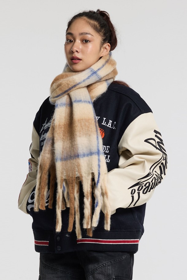 씨알에스디엘 소프트 배색 체크 자이언트 헤어리 니트 머플러는 부드러운 촉감과 두꺼운 두께감으로 가을, 겨울철 보온성을 책임지는 머플러/스카프입니다. 브라운, 아이보리, 퍼플, 그레이 등 다채로운 컬러의 배색 체크 패턴이 돋보이며, 헤어리 니트 소재로 포근함을 더했습니다. 베이직하고 캐주얼한 스타일로 출근룩, 모임룩 등 다양한 TPO에 활용하기 좋습니다. 내구성이 뛰어나 오랫동안 사용 가능하며, 캐주얼, 클래식, 미니멀 스타일 모두 소화 가능한 매력적인 아이템입니다.
