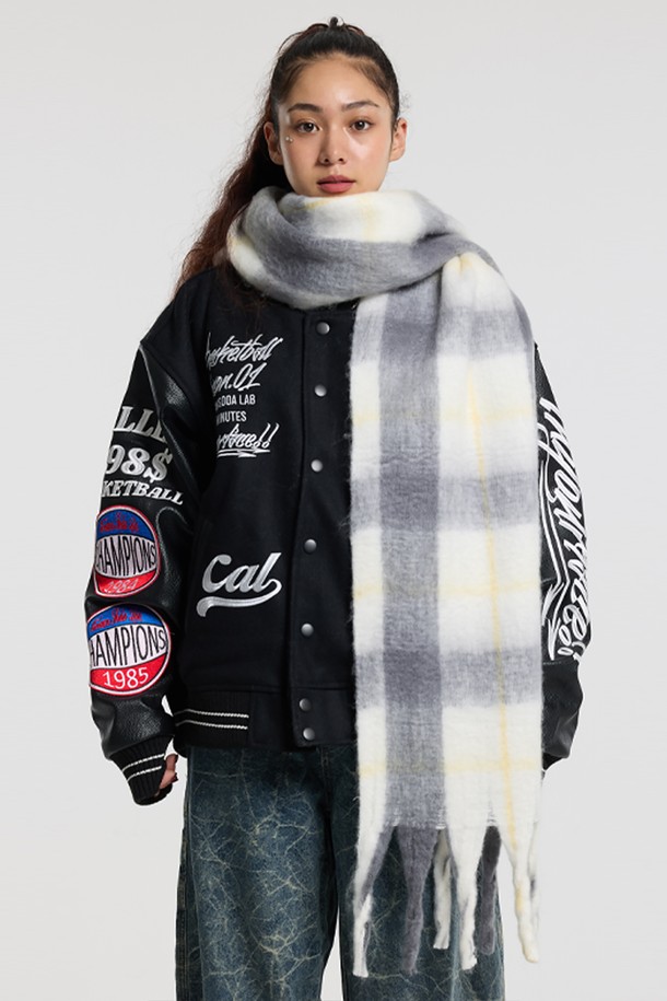 씨알에스디엘(CRS DL) 소프트 배색 체크 자이언트 헤어리 니트 머플러는 부드러운 촉감과 따뜻한 보온성을 제공하는 머플러입니다. 가을, 겨울철에 착용하기 좋으며, 일상, 출근룩 등 다양한 TPO에 활용할 수 있습니다. 브라운, 아이보리, 그레이 세 가지 색상으로 제공되며, 투톤 배색과 헤어리 텍스처, 체크 패턴이 특징입니다. 긴 길이감과 넉넉한 두께로 포근함을 더하며, 캐주얼, 클래식, 미니멀 스타일 모두에 잘 어울립니다. 내구성이 좋아 오랫동안 착용할 수 있습니다.
