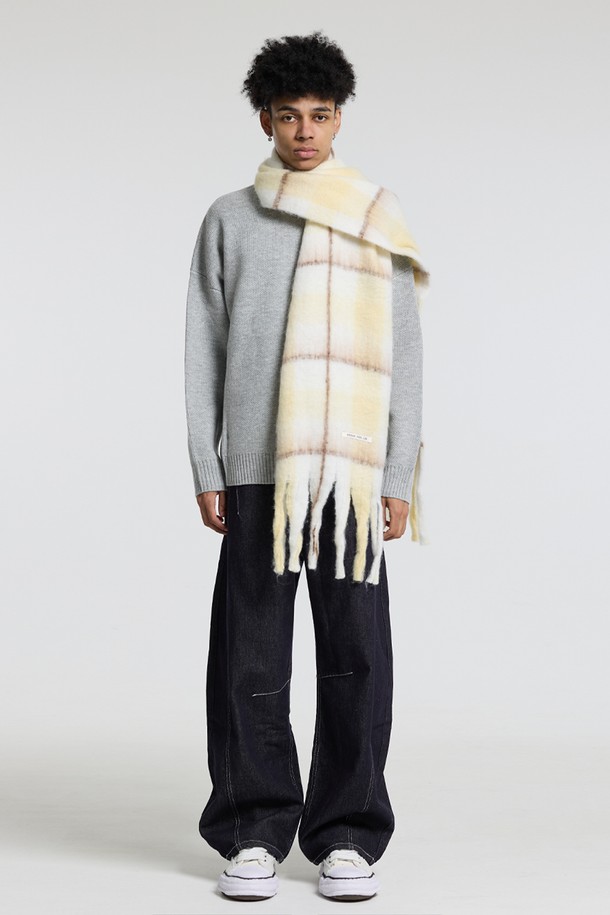 **씨알에스디엘 소프트 배색 체크 자이언트 헤어리 니트 머플러**는 부드러운 촉감과 보온성을 갖춘 머플러/스카프입니다. 브라운, 아이보리 퍼플, 그레이 세 가지 색상으로 제공되며, 캐주얼 및 베이직 스타일을 연출하기 좋습니다. 두꺼운 두께감의 폴리에스터 소재로 제작되어 가을, 겨울철 따뜻하게 착용할 수 있습니다. 오버사이즈 디자인과 투톤 컬러 배색, 헤어리 텍스처, 드레이프성이 특징이며, 산책룩과 같은 일상 스타일링에 활용하기 좋습니다. 체크 패턴으로 포인트를 더해 캐주얼, 클래식, 미니멀 등 다양한 스타일을 소화할 수 있습니다.
