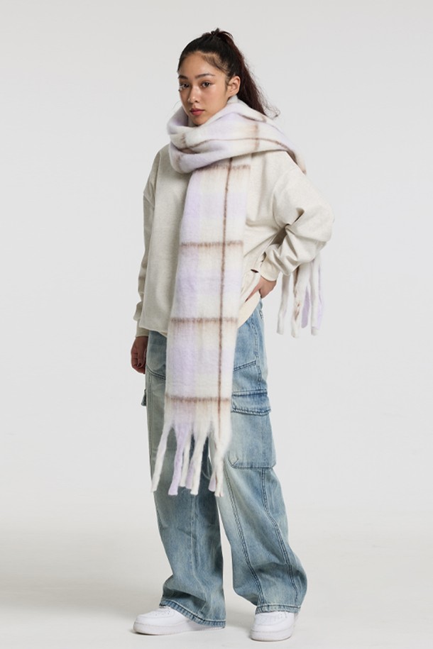 씨알에스디엘(CRS DL) 소프트 배색 체크 자이언트 헤어리 니트 머플러는 남녀 모두 착용 가능한 머플러/스카프입니다. 부드러운 촉감의 헤어리 플리스 원단으로 제작되어 포근한 착용감을 선사하며, 겨울철 보온성을 높여줍니다. 브라운, 아이보리, 퍼플, 그레이 등 은은한 컬러감의 체크 패턴이 돋보이며, 베이직하고 캐주얼한 스타일을 연출합니다. 다양한 의류에 매치하기 용이하며, 내구성이 우수하여 오랫동안 사용할 수 있습니다. 두께감 있는 디자인으로 따뜻함과 스타일을 동시에 잡을 수 있는 아이템입니다.
