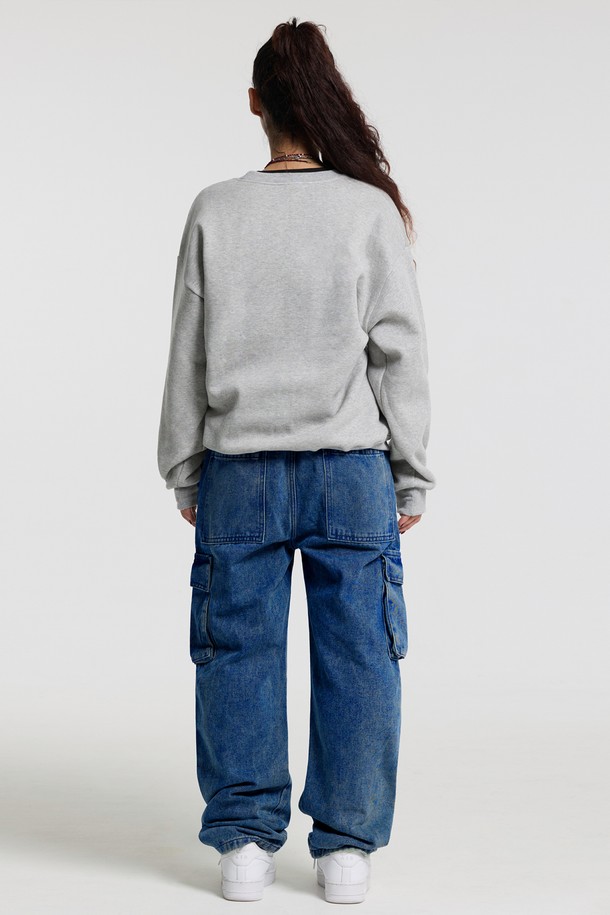 씨알에스디엘 스탠다드 카고 데님 팬츠는 남녀 모두 착용 가능한 캐주얼, 스트릿 스타일의 와이드핏 긴 바지입니다. 면과 아크릴 혼방 소재로 제작되어 봄, 가을에 적합하며, 중간 두께감으로 편안한 착용감을 선사합니다. 무지 디자인에 카고 포켓 디테일이 더해져 실용성을 높였으며, 레귤러핏으로 제작되었습니다. 블루 컬러로 다양한 상의와 매치하여 개성 있는 스타일을 연출할 수 있습니다.
