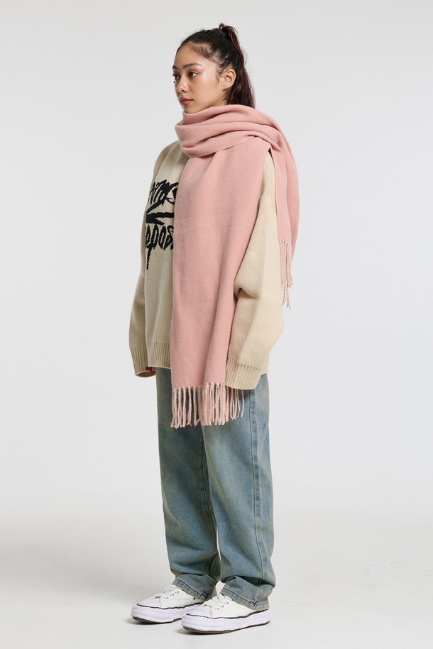 씨알에스디엘 스탠다드 데님은 베이직한 스타일을 추구하는 분들을 위한 데님 팬츠입니다. 일상에서 편안하게 착용하기 좋은 스트레이트 핏의 긴 바지로, 면과 아크릴 혼방 소재로 제작되어 쾌적한 착용감을 선사합니다. 깔끔한 무지 디자인과 블루 컬러가 어떠한 상의에도 자연스럽게 어울리며, 캐주얼, 미니멀, 클래식 등 다양한 스타일을 소화할 수 있습니다. 스탠다드 핏으로 제작되어 편안하면서도 세련된 핏을 연출합니다. 데일리룩에 활용하기 좋은 실용적인 아이템입니다.
