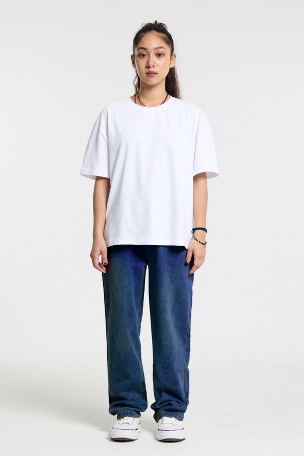 씨알에스디엘 스탠다드 데님은 남녀 모두 착용 가능한 베이직하고 캐주얼한 스타일의 데님 팬츠입니다. 봄, 가을에 적합하며, 데이트룩과 출근룩에 모두 잘 어울립니다. 면과 아크릴 혼방의 부드러운 소재로 제작되었으며, 무지 디자인에 레귤러 핏, 스트레이트 핏으로 편안한 착용감을 선사합니다. 
