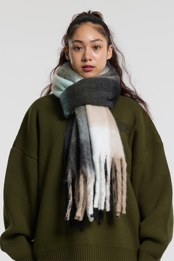 씨알에스디엘 볼드 체크 브러쉬 헤어리 니트 머플러는 부드러운 촉감과 풍성한 헤어감을 자랑하는 유니섹스 머플러입니다. 블루, 레드, 블랙 세 가지 색상으로 출시되었으며, 넉넉한 사이즈와 고밀도 브러쉬 가공으로 가볍지만 풍성한 볼륨감을 선사합니다. 체크와 그라데이션 패턴이 어우러져 캐주얼, 베이직, 미니멀 스타일을 연출하기 좋으며, 가을과 겨울철 출근룩, 여행룩에 따뜻함과 스타일을 더해줍니다. 보온 기능으로 추운 날씨에도 포근함을 유지해줍니다.
