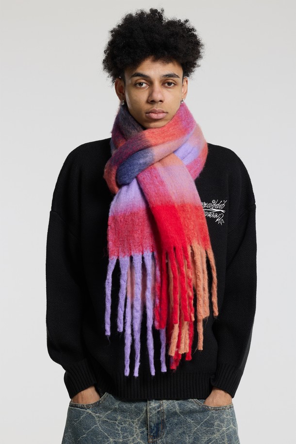 씨알에스디엘 볼드 체크 브러쉬 헤어리 니트 머플러는 가을과 겨울, 당신의 일상에 따뜻함과 스타일을 더해줄 머플러/스카프입니다. 블랙, 레드, 블루 세 가지 색상으로 제공되며, 캐주얼, 클래식, 미니멀 스타일 모두 소화 가능합니다. 보온성을 높여주는 두꺼운 두께감과 부드러운 폴리에스터 소재, 그리고 볼륨감 있는 헤어리 텍스처가 특징입니다. 브러쉬드 가공과 그라데이션 디자인으로 세련됨을 더했으며, 데이트룩과 모임룩에 활용하기 좋습니다. 넉넉한 사이즈로 다양한 스타일링 연출이 가능합니다.
