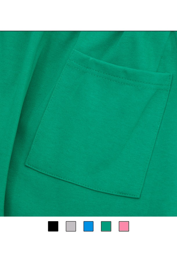 씨알에스디엘 3플라워 와이드 밴딩 팬츠는 부드러운 면과 폴리에스테르 혼방 소재로 제작되어 편안한 착용감을 선사합니다. 플라워 패턴이 돋보이는 캐주얼 스타일의 와이드 팬츠로, 루즈핏과 얇은 두께감으로 봄, 여름, 가을 어떤 계절에도 활용하기 좋습니다. 높은 신축성의 밴딩과 옆선 없는 디자인으로 활동성을 높였으며, 깊은 포켓과 텀블 워싱, 텐터 가공 처리로 실용성과 내구성을 더했습니다. 동네 마실룩, 여행룩, 봄 소풍룩 등 다양한 TPO에 맞춰 캐주얼, 미니멀, 클래식 스타일을 연출해 보세요. 조거 스타일로도 연출 가능하여 더욱 다양한 스타일을 즐길 수 있습니다.
