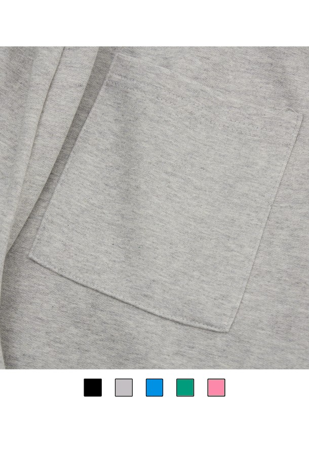 씨알에스디엘 3플라워 와이드 밴딩 팬츠는 여성스러운 플라워 패턴이 돋보이는 캐주얼 와이드 팬츠입니다. 가볍고 부드러운 면 소재로 제작되어 봄, 여름, 가을 계절에 시원하고 편안하게 착용할 수 있습니다. 허리 밴딩 디자인으로 활동성을 높였으며, 루즈핏으로 편안한 착용감을 선사합니다. 데이트룩, 쇼핑룩 등 다양한 TPO에 활용 가능하며, 캐주얼, 미니멀, 로맨틱 스타일을 연출하기 좋습니다. 그레이 컬러로 어떤 상의와도 잘 어울려 활용도가 높습니다.
