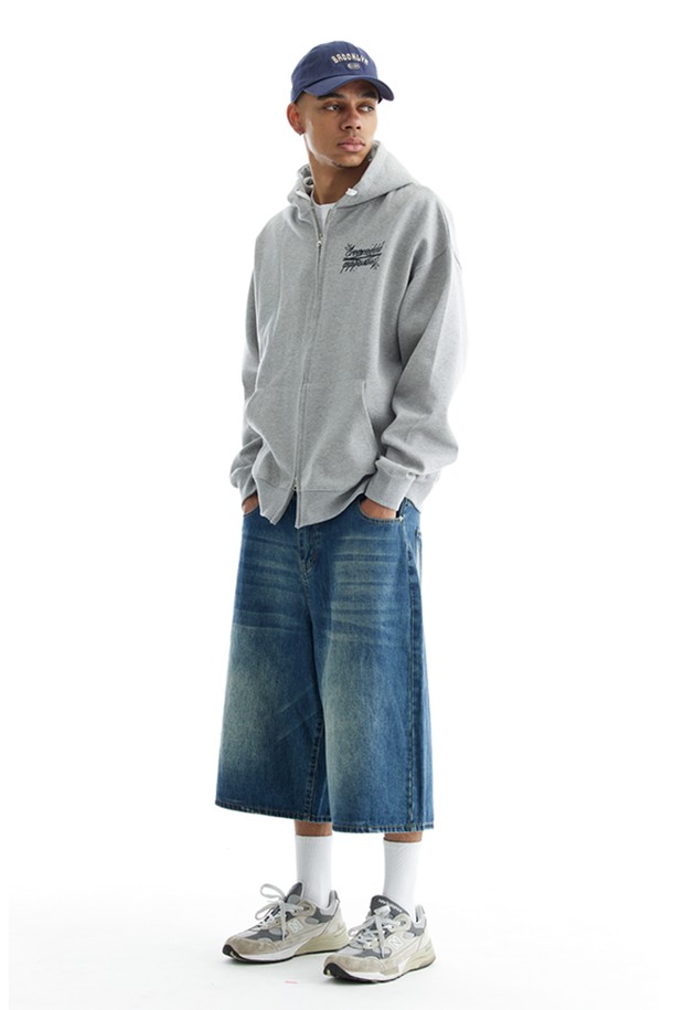 씨알에스디엘 로고 집업 후드는 캐주얼 스타일의 오버핏 후드집업입니다. 블랙, 그레이, 차콜 세 가지 색상으로 출시되었으며, 봄, 가을, 겨울 세 계절 모두 착용 가능합니다. 딥 후드 디자인과 프론트 포켓, 포인트 라벨 디테일이 특징이며, 부드러운 촉감의 면, 폴리에스테르 혼방 소재로 제작되었습니다. 2 니들 커버스티치 공법과 텐터 가공 처리로 내구성을 높였으며, 보온 기능을 제공하여 겨울철 데일리룩, 집콕룩, 산책룩 등 다양한 상황에서 활용하기 좋습니다.
