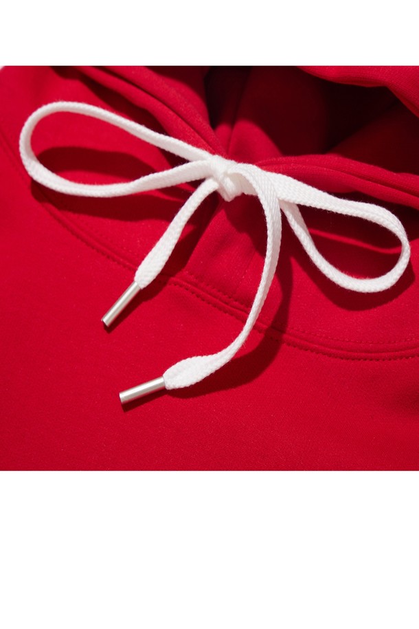 씨알에스디엘 1993 미드필더 후드는 부드러운 촉감의 면과 폴리에스테르 혼방 소재로 제작되어 가을, 겨울철에도 따뜻하게 착용할 수 있는 두꺼운 기모 안감의 후드티셔츠입니다. 오버핏 디자인에 블랙, 그레이, 네이비 등 7가지 다양한 컬러로 출시되어 캐주얼 및 스포티한 스타일 연출에 용이하며, 로고 프린트가 포인트로 더해졌습니다. 이중 스티치 네크라인, 견고한 스트링 마감, 립 원단 밑단, 견고한 스티칭 등 꼼꼼한 디테일로 내구성을 높였습니다.
