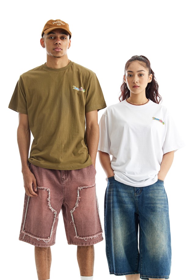 씨알에스디엘 릴렉스 위켄드 반팔 티셔츠는 부드러운 면 소재로 제작되어 흡습 및 속건 기능으로 쾌적한 착용감을 제공합니다. 베이직하고 캐주얼한 스타일의 무지 디자인으로 블랙, 차콜, 그레이, 라이트그레이, 화이트, 아이보리, 네이비, 올리브 등 다양한 컬러 옵션을 제공하며, 라운드넥과 오버핏으로 편안한 착용감을 선사합니다. 튼튼한 트리플 스티치 마감으로 내구성을 높였으며, 피부 자극을 최소화하여 사계절 내내 데일리 아이템으로 활용하기 좋습니다.
