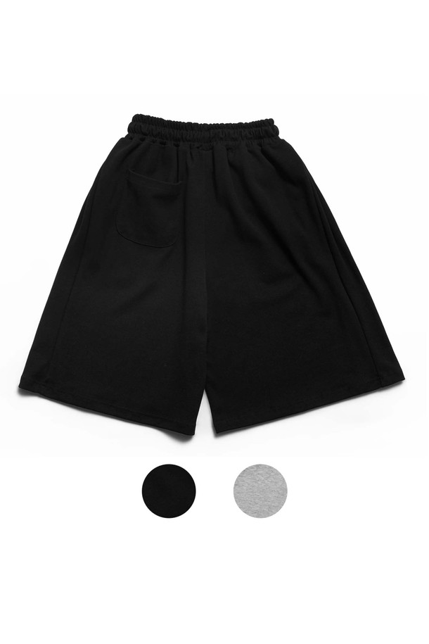 씨알에스디엘 미니멀 와이드 트레이닝 에센셜 사이드 절개 버뮤다 숏팬츠는 미니멀하고 스포티한 스타일을 추구하는 남녀 공용 제품입니다. 블랙과 그레이 두 가지 색상으로 출시되었으며, 여름철 일상 및 스포츠 활동에 적합합니다. 면과 폴리에스테르 혼방의 부드러운 촉감과 얇은 두께로 편안한 착용감을 제공하며, 와이드 핏으로 활동성을 높였습니다. 사이드 절개 디테일과 고탄력 밴딩, 내구성 강화 스티칭, 형태 안정성을 갖춘 디자인으로 동네 마실룩, 여행룩, 휴가룩 등 다양한 TPO에 활용하기 좋습니다.
