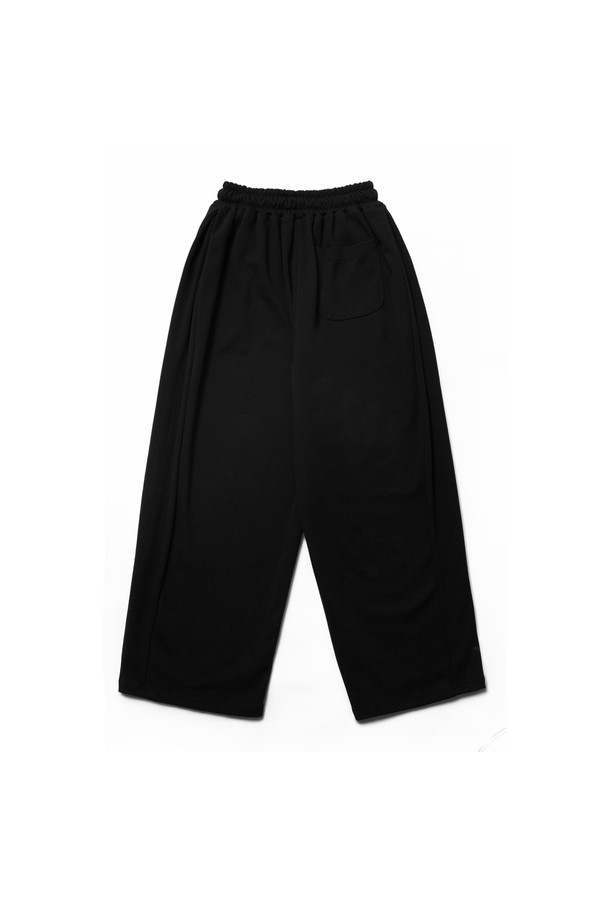 씨알에스디엘 미니멀 와이드 트레이닝 에센셜 사이드 절개 버뮤다 팬츠는 미니멀하고 스포티한 스타일을 추구하는 분들을 위한 바지입니다. 부드러운 폴리에스테르 소재로 제작되어 편안한 착용감을 제공하며, 얇은 두께감으로 사계절 내내 활용 가능합니다. 루즈핏 와이드 실루엣에 밴딩 처리로 활동성을 높였으며, 사이드 절개 디테일로 포인트를 더했습니다. 일상복, 피트니스룩, 산책룩 등 다양한 TPO에 맞춰 활용할 수 있는 실용적인 아이템입니다.
