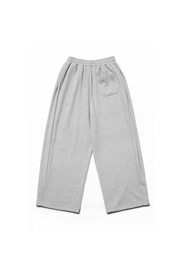 씨알에스디엘 미니멀 와이드 트레이닝 에센셜 사이드 절개 버뮤다 팬츠는 남녀 공용으로, 일상 및 가벼운 운동 시 편안하게 착용할 수 있는 반바지입니다. 블랙과 그레이 두 가지 색상으로 출시되었으며, 부드러운 면과 폴리에스테르 혼방 소재를 사용하여 흡습성과 신축성이 뛰어납니다. 와이드 핏에 사이드 절개 디테일을 더해 미니멀하면서도 스포티한 무드를 연출합니다. 허리 밴드 꼬임 방지 설계를 적용했으며, 뒷주머니와 밑단 깔끔한 마감, 사이드 버튼 디테일을 더해 실용성을 높였습니다. 컴포트 핏으로 제작되어 편안한 착용감을 선사합니다.
