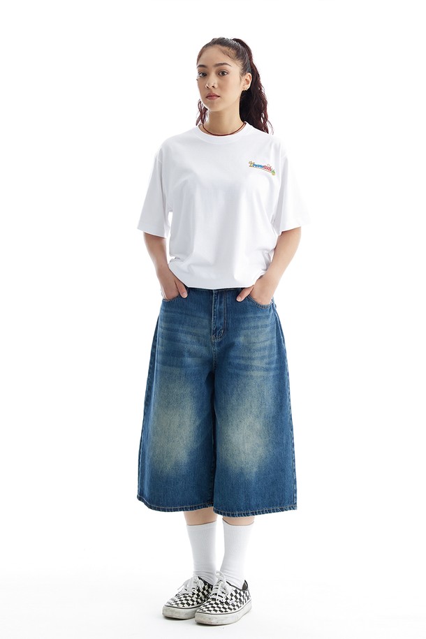 씨알에스디엘의 워시드 자이언트 빅 버뮤다 데님 쇼츠는 남성용 데님 쇼츠로, 딥 블루와 딥 블랙 두 가지 색상으로 제공됩니다. 여름철 일상복으로 적합하며, 8부 기장의 와이드 핏으로 자연스럽게 떨어지는 실루엣을 연출합니다. 허리 뒷부분 밴딩 처리와 리벳 디테일 포켓, 코인 포켓, 뒷포켓 등의 특징을 갖춘 스트릿 스타일의 면 소재 바지입니다.
