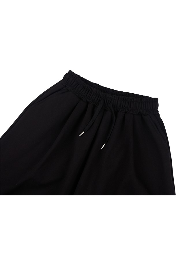 씨알에스디엘 바스켓볼 스트릿 서터파이드 버뮤다 자이언트 9부 숏팬츠는 남성용 오버핏 스타일의 숏팬츠입니다. 면과 폴리에스테르 혼방 소재로 제작되어 부드러운 촉감을 제공하며, 고탄력 밴딩과 뒷포켓으로 활동성을 높였습니다. 블랙과 그레이 두 가지 색상으로 출시되어 일상 및 스포츠 활동에 모두 적합하며, 9부 기장으로 트렌디한 스트릿 무드를 연출합니다.
