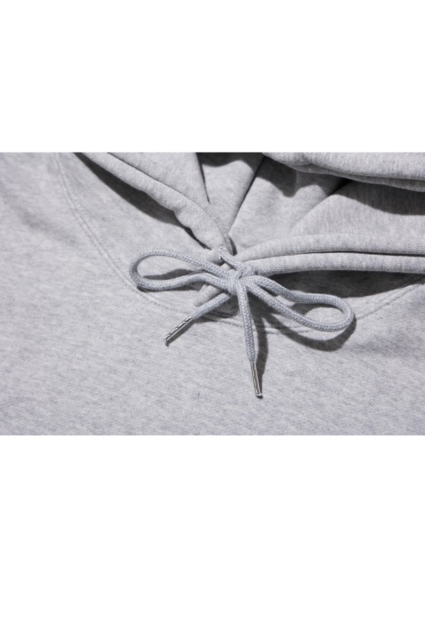 씨알에스디엘 1984 도미네이트 나시 후드티 그레이는 면과 폴리에스테르 혼방 소재로 제작되어 부드러운 촉감과 흡습 기능을 제공하며, 여름철 일상에서 편안하게 착용할 수 있습니다. 스포티하고 캐주얼한 스타일을 연출하며, 농구 테마의 텍스트 프린트와 민소매 디자인이 특징입니다. 세미 오버핏으로 제작되었으며, 넉넉한 후드 깊이와 더블 스티치 봉제 넥라인, 스트링 마감 처리로 디테일을 더했습니다.
