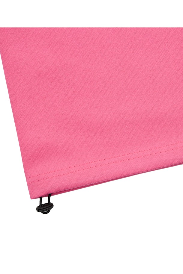 씨알에스디엘 라이트닝 허슬 와이드 밴딩팬츠는 면과 폴리에스테르 혼방 소재로 제작되어 사계절 내내 편안하게 착용할 수 있습니다. 블랙, 그레이, 블루, 그린, 핑크 등 다채로운 컬러로 출시되었으며, 캐주얼 및 스포티한 스타일을 연출하기 좋습니다. 신축성 있는 허리 밴딩과 밑단 스트링 조절 기능, 뒷주머니와 사이드 포켓 디테일로 실용성을 더한 세미 오버핏 와이드 팬츠입니다.
