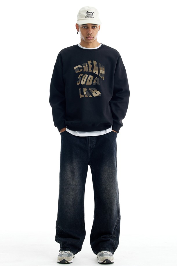 씨알에스디엘(CRS DL) 노이즈 카모 그래픽 맨투맨 (기모)은 남녀 공용으로, 가을과 겨울에 따뜻하게 입을 수 있는 맨투맨입니다. 그레이, 라이트그레이, 오트밀, 레드, 네이비, 블랙 6가지 색상으로 출시되었으며, 베이직하고 캐주얼한 스타일을 연출하기 좋습니다. 두꺼운 두께감과 부드러운 촉감의 기모 안감으로 제작되어 보온성을 높였습니다. 2NEEDLE COVER STITCH 공법, 사이드 포인트 라벨, 소매와 밑단의 리브, 덤블 워싱 및 텐터 가공 처리로 완성도를 높였으며, 세미 오버핏에 라운드넥 디자인으로 편안한 착용감을 제공합니다. 카모 패턴과 로고, 프린트 디테일이 돋보이는 겨울 데일리룩을 위한 제품입니다.
