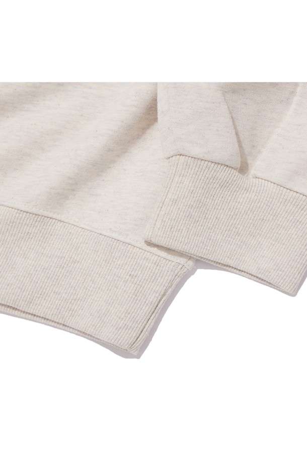 씨알에스디엘 노이즈 카모 그래픽 맨투맨 (기모)은 부드러운 촉감의 면, 폴리에스테르 혼방 소재로 제작되어 가을, 겨울철 따뜻하게 착용하기 좋습니다. 오버핏 디자인에 라운드넥으로 편안한 착용감을 선사하며, 블랙, 그레이, 라이트그레이, 오트밀, 레드, 네이비 등 다양한 색상의 카모 패턴과 로고 디자인이 돋보입니다. 2바늘 커버스티치 공법, 소매단과 밑단 립 마감, 사이드심 포인트 라벨 디테일로 완성도를 높였습니다. 캐주얼, 스트리트, 미니멀 스타일을 즐기는 분들께 겨울 데일리룩, 집콕룩, 산책룩 등 폭넓게 활용하기 좋은 아이템입니다.
