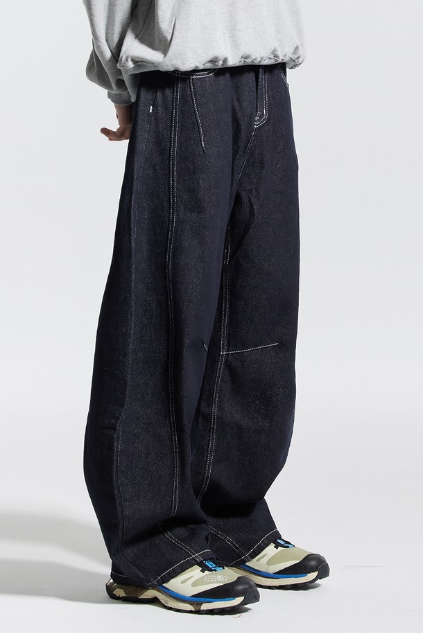 씨알에스디엘 와이드 커브드 스티치 데님 팬츠는 남녀 모두 착용 가능한 데님 팬츠입니다. 블랙과 블루 두 가지 색상으로 출시되었으며, 봄, 가을에 입기 좋은 두꺼운 두께감의 긴 기장 와이드 핏입니다. 캐주얼, 스트릿 스타일을 아우르며, 사이드 오버록 패널과 사이드 포켓, 무릎 라인 다트 디테일, 화이트 스티치, 백포켓 레더 패치 등의 특징을 가지고 있습니다. 뻣뻣한 촉감의 루즈핏으로 편안한 착용감을 선사하며, 동네 마실룩이나 여행룩에 적합합니다.
