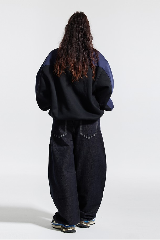 씨알에스디엘 와이드 커브드 스티치 데님 팬츠는 캐주얼, 미니멀, 시크 스타일을 추구하는 분들을 위한 사계절용 데님 팬츠입니다. 블랙과 블루 두 가지 색상으로 출시되었으며, 와이드핏의 긴 기장으로 편안한 착용감을 선사합니다. 면, 폴리에스테르, 레이온 혼방 소재로 제작되어 부드럽고 자연스러운 핏을 연출합니다. 사이드 패널 오버록 디테일, 사이드 포켓 다트, 무릎 라인 다트, 화이트 스티치, 백 포켓 가죽 패치 등 섬세한 디테일이 돋보이며, 양쪽 백 포켓으로 실용성을 더했습니다. 동네 마실룩이나 여행룩에 활용하기 좋은 아이템입니다.
