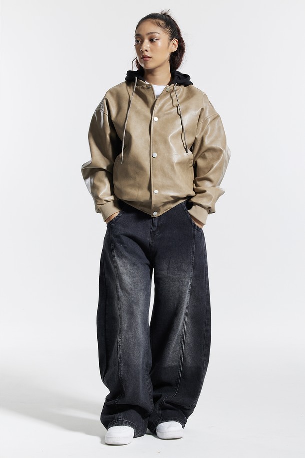 씨알에스디엘 와이드 절개 볼륨 커브드 팬츠는 남성용 바지로, 봄, 가을에 착용하기 좋습니다. 블랙 컬러의 데님 소재로 제작되었으며, 뻣뻣한 촉감과 두꺼운 두께감이 특징입니다. 루즈핏 와이드 라인으로 스트릿, 캐주얼 스타일을 연출하며, 절개 디테일과 볼륨감으로 포인트를 더했습니다. 출근룩과 모임룩에 활용하기 좋은 아이템입니다.
