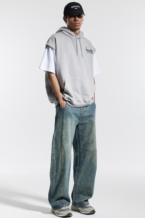 **씨알에스디엘 와이드 절개 볼륨 커브드 팬츠**는 남성을 위한 데님 소재의 긴 바지입니다. 봄, 가을에 어울리는 두꺼운 두께감과 뻣뻣한 촉감으로 제작되었으며, 루즈핏의 와이드한 실루엣을 연출합니다. 캐주얼, 스트릿, 미니멀 스타일 모두 소화 가능하며, 출근룩으로도 활용할 수 있습니다. 볼륨감 있는 핏과 절개 디테일이 특징으로, 개성 있는 스타일을 완성합니다. 블루 컬러의 무지 디자인으로 다양한 상의와 매치하기 용이합니다.
