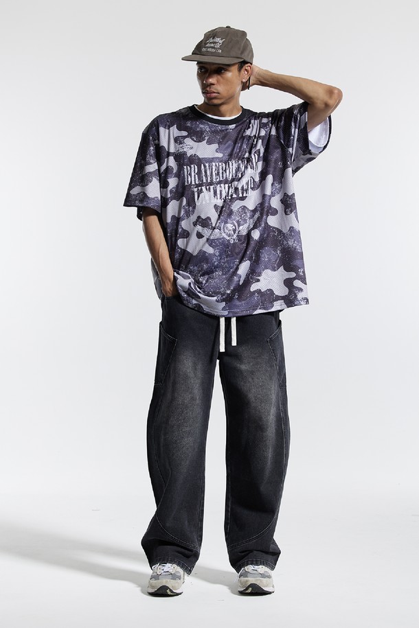 씨알에스디엘 밴딩 와이드 파이핑 사선 카고팬츠는 남성용 바지로, 캐주얼 및 스트릿 스타일을 즐기는 분들을 위한 아이템입니다. 봄, 가을에 적합하며, 뻣뻣한 데님 소재로 제작되어 두께감이 느껴지는 루즈핏 와이드 팬츠입니다. 허리 밴딩 처리로 편안한 착용감을 제공하며, 파이핑 디테일과 사선 디자인으로 포인트를 더했습니다. 동네 마실룩이나 가을 나들이룩에 활용하여 편안하면서도 스타일리시한 연출이 가능합니다.
