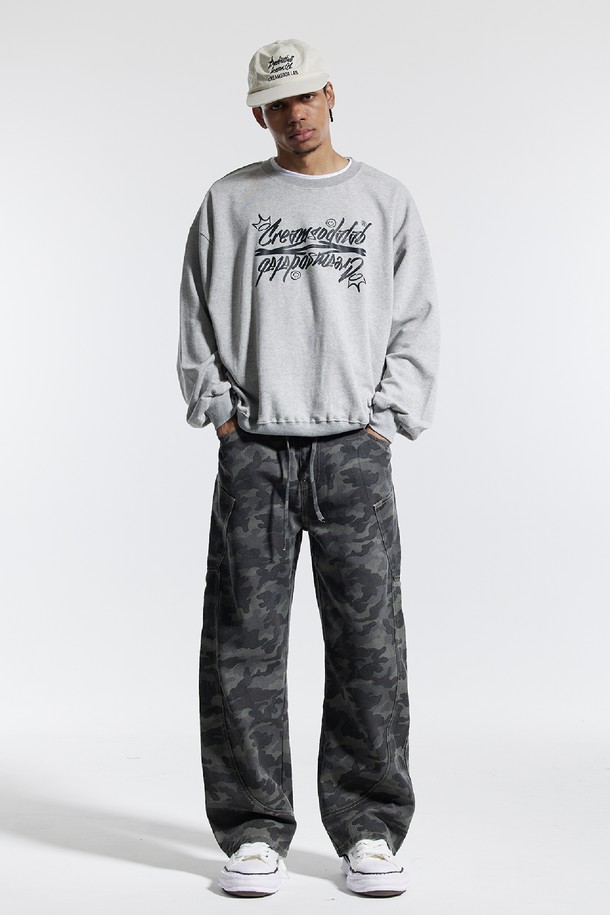 씨알에스디엘 밴딩 와이드 파이핑 사선 카고팬츠는 남성 고객을 위한 캐주얼 및 스트릿 스타일의 바지입니다. 봄, 가을 계절에 어울리며, 여행룩이나 산책룩으로 활용하기 좋습니다. 블랙과 그레이 두 가지 색상으로 출시되었으며, 와이드 핏과 루즈핏으로 편안한 착용감을 제공합니다. 밴딩 처리로 활동성을 높였으며, 파이핑 디테일과 사선 포켓이 디자인의 포인트를 더합니다. 카모 패턴이 돋보이는 긴 기장의 카고 팬츠입니다.
