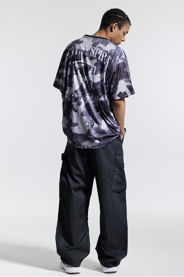 씨알에스디엘(CRS DL) 사이드 빅 카고 디링 코팅 워시드 팬츠는 남성용 카고 팬츠입니다. 블랙, 그레이, 차콜 세 가지 색상으로 출시되었으며, 봄, 가을에 착용하기 좋습니다. 스트릿 및 캐주얼 스타일을 연출하기에 적합하며, 밴딩 처리된 허리와 루즈핏으로 편안한 착용감을 제공합니다. 사이드 카고 포켓과 벨트 D링 디테일이 특징이며, 바지 밑단 스트링으로 다양한 연출이 가능합니다. 전면 코팅 디테일과 워싱 처리로 독특한 분위기를 더했으며, 폴리에스테르 소재로 제작되어 수축과 변형을 최소화하고 형태 유지력이 우수하며 흡수 및 건조가 빠릅니다.
