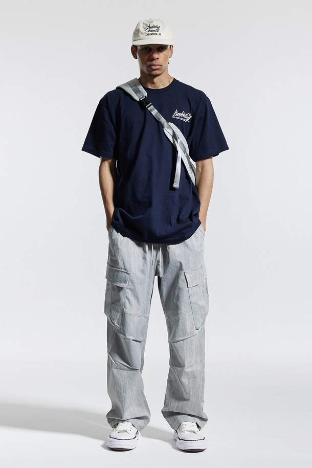 씨알에스디엘 사이드 빅 카고 디링 코팅 워시드 팬츠는 스트릿 무드와 캐주얼 스타일을 동시에 연출할 수 있는 와이드핏 카고 팬츠입니다. 그레이, 블랙, 차콜 세 가지 색상으로 만나볼 수 있으며, 허리 전체 밴딩으로 편안한 착용감을 제공합니다. 사이드 카고 포켓과 벨트 D링 디테일이 특징이며, 전면 코팅으로 독특한 질감을 더했습니다. 밑단 스트링으로 다양한 스타일을 연출할 수 있으며, 빠른 흡수와 건조 기능으로 아웃도어 활동에도 적합합니다.
