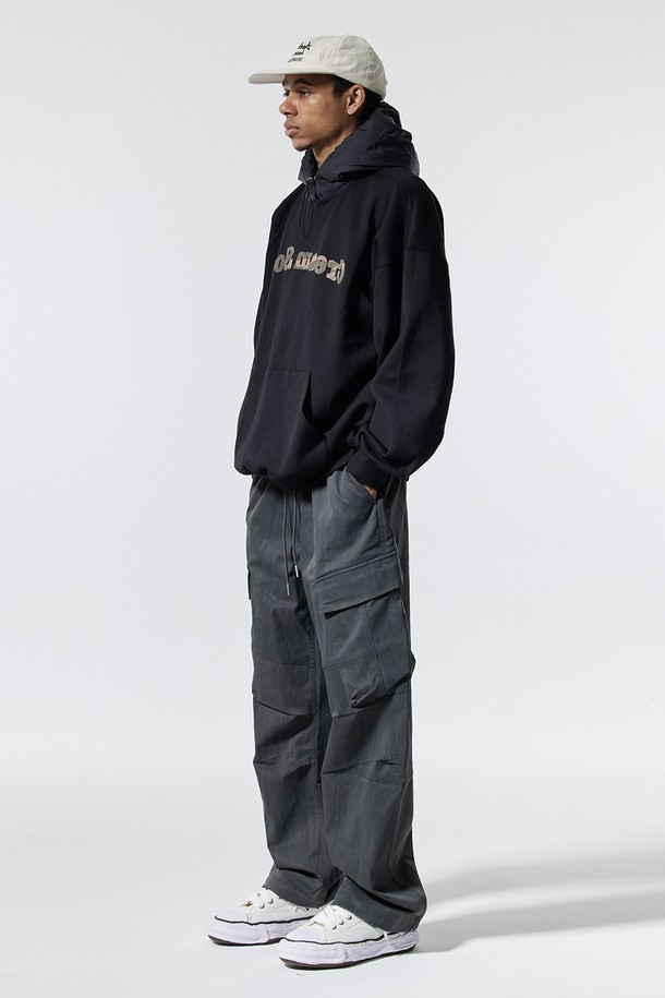 씨알에스디엘(CRS DL) 사이드 빅 카고 디링 코팅 워시드 팬츠는 스트릿, 캐주얼, 시티보이 스타일을 아우르는 남성용 카고 팬츠입니다. 봄, 가을에 착용하기 좋으며, 동네 마실룩이나 캠핑룩에 잘 어울립니다. 블랙, 그레이, 차콜 세 가지 색상으로 출시되었으며, 와이드 핏과 루즈핏으로 편안한 착용감을 제공합니다. 폴리에스테르 소재에 코팅 디테일을 더해 독특한 질감을 살렸으며, 사이드 카고 포켓, D링 디테일, 밑단 스트링, 구조적 디자인 포켓 등의 특징을 갖추었습니다. 빠른 흡수/건조 기능으로 쾌적함을 유지합니다.
