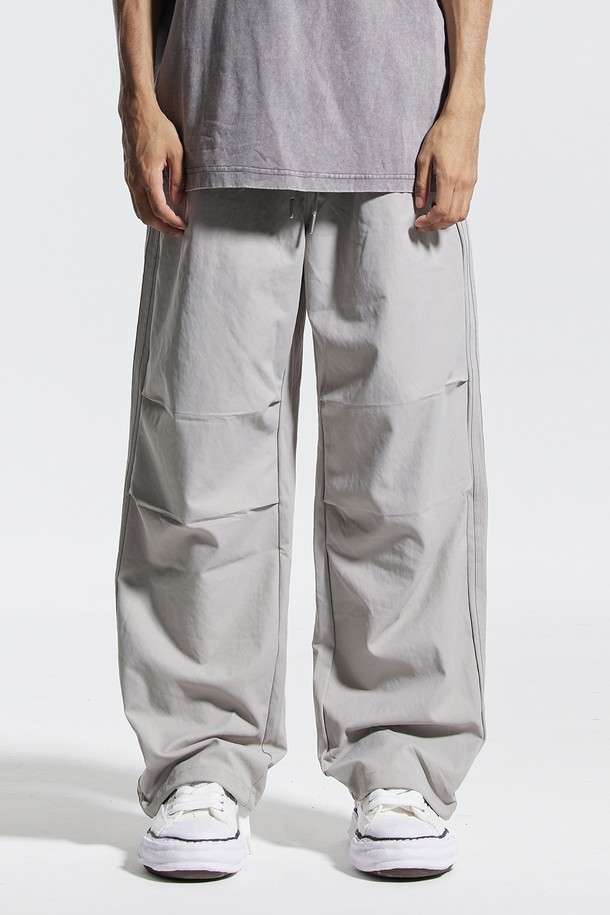 씨알에스디엘 트랙 2선 파라슈트 팬츠는 남녀 모두 착용 가능한 루즈핏 트랙 팬츠입니다. 그레이, 블랙, 카키 세 가지 색상으로 출시되었으며, 봄, 가을 시즌에 적합합니다. 가볍고 부드러운 폴리에스테르 소재로 제작되어 편안한 착용감을 선사하며, 밑단과 허리 스트링 조절로 핏을 조절할 수 있습니다. 톤온톤 자수와 포켓 사이드 포인트 라벨, 백포켓 디테일이 특징이며, 산책룩, 피트니스룩, 캐주얼, 스포티, 미니멀 스타일을 즐기는 분들께 추천합니다.
