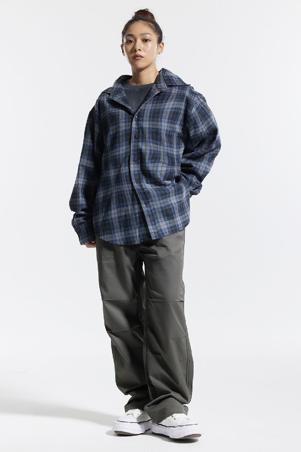 씨알에스디엘 트랙 2선 파라슈트 팬츠는 남녀 모두 착용 가능한 루즈핏 트랙 팬츠입니다. 봄, 가을에 적합하며, 스포츠 활동과 일상생활 모두에서 활용할 수 있습니다. 블랙, 그레이, 카키 3가지 색상으로 출시되었으며, 얇고 부드러운 폴리에스테르 소재로 제작되어 편안한 착용감을 선사합니다. 허리 및 밑단 스트링으로 핏 조절이 가능하며, 파라슈트 주름 디테일과 톤온톤 자수로 스포티하면서도 캐주얼한 스타일을 연출합니다. 빠른 흡수와 건조 기능으로 쾌적함을 유지해주며, 동네 마실룩, 산책룩, 피트니스룩 등 다양한 TPO에 활용하기 좋습니다.
