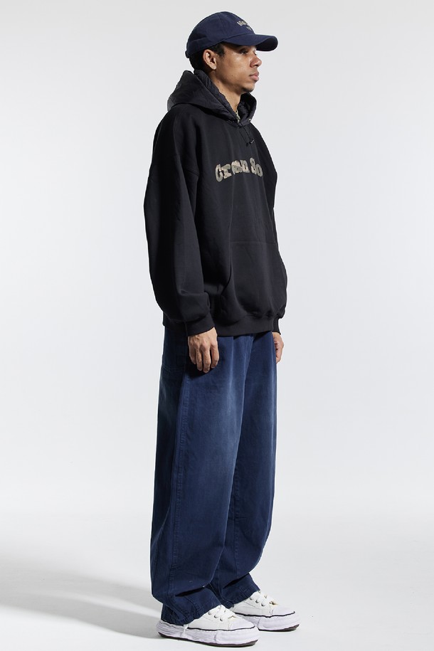 씨알에스디엘 반밴딩 빈티지 프론트 워싱 와이드 벌룬 데님 팬츠는 남녀 모두 착용 가능한 데님 팬츠입니다. 블랙, 네이비, 카키 세 가지 색상으로 출시되었으며, 일상복으로 활용하기 좋습니다. 봄, 가을에 적합하며, 빈티지하고 캐주얼한 스타일을 연출할 수 있습니다. 허리 부분은 반밴딩 처리되어 편안한 착용감을 제공하며, 와이드 벌룬핏으로 트렌디한 실루엣을 완성합니다. 밑단 턱 디테일과 은은한 빈티지 워싱이 돋보이며, 뒷주머니 수납 공간도 갖춰 실용성을 더했습니다.
