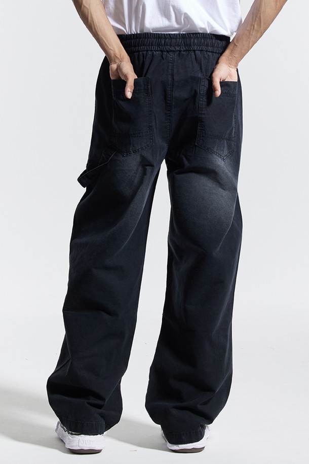 씨알에스디엘 빈티지 캣브러시 워싱 리벳 카펜터 팬츠는 남성용 카펜터 팬츠입니다. 블랙과 그레이 두 가지 색상으로 출시되었으며, 봄, 가을에 착용하기 좋습니다. 캐주얼과 스트릿 스타일을 모두 소화할 수 있으며, 루즈핏으로 편안한 착용감을 선사합니다. 면 소재에 빈티지 워싱 처리하여 독특한 멋을 살렸으며, 로고 자수, 패치 포켓, 해머 루프, 리벳 디테일로 포인트를 더했습니다. 
