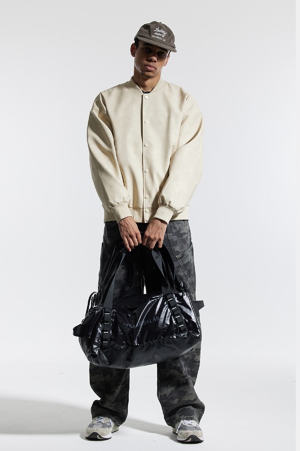 씨알에스디엘 짐 트레이닝 보스턴 백팩은 여행, 피트니스, 일상에서 활용하기 좋은 가방입니다. 폴리에스테르, 나일론, 폴리우레탄 소재로 제작되어 내구성이 뛰어나며, 백팩 겸용으로도 사용 가능합니다. 가방 사이즈는 미디엄이며, 블랙 색상의 로고 패턴 디자인으로 캐주얼, 스포티, 미니멀 스타일을 연출하기 좋습니다. 사이즈 조절, 손잡이 기능을 갖추었으며, 전면 포켓과 메쉬 포켓으로 수납력을 높였습니다. 세탁 시 변형 및 자외선 변색을 방지하며, 주름이 잘 생기지 않아 관리가 용이합니다.
