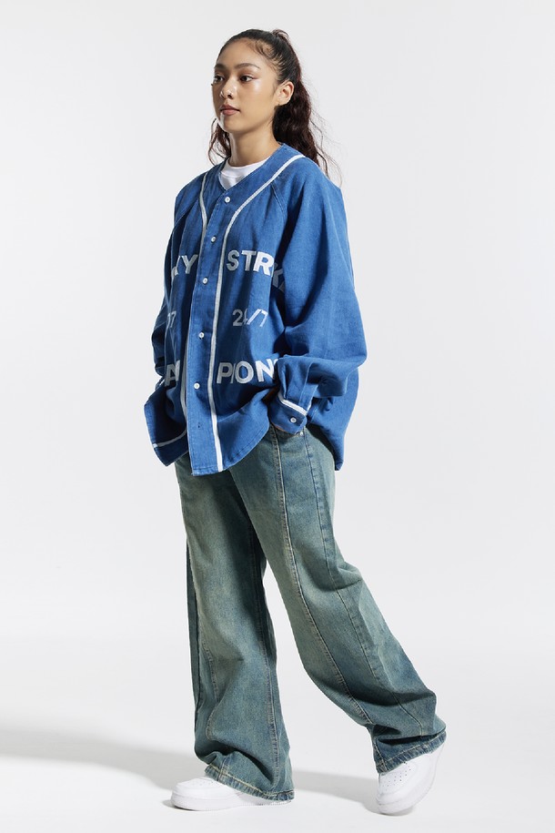 씨알에스디엘(CRSDRL) 베이스볼 져지 럭키 스트라이크 챔피온 자켓은 남녀 모두 착용 가능한 오버핏 베이스볼 자켓입니다. 봄, 가을에 적합하며, 블랙과 블루 두 가지 색상으로 출시되었습니다. 스포티, 캐주얼, 스트릿 스타일을 아우르며, 면, 폴리에스테르, 레이온 혼방의 두꺼운 소재로 제작되어 부드러운 촉감을 선사합니다. 가죽 패치 디테일과 777 24/7 CHAMPIONS 그래픽, 애플리케 그래픽 기법이 특징이며, 일상과 여행룩에 모두 잘 어울립니다. 스냅 버튼 여밈과 긴 소매 기장으로 편안하게 착용할 수 있습니다.
