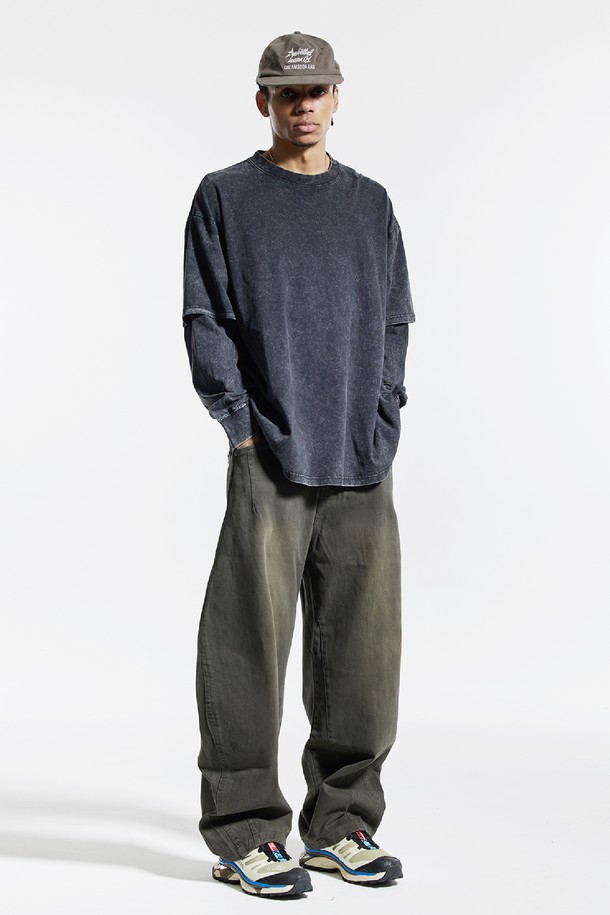 씨알에스디엘 피그먼트 페이크 이중 레이어드 롱슬리브는 남성용 티셔츠입니다. 캐주얼, 스트릿 스타일을 즐기는 분들께 적합하며, 봄, 가을에 입기 좋습니다. 블랙 컬러의 무지 디자인으로, 피그먼트 워싱 처리된 면 소재를 사용하여 자연스러운 멋을 더했습니다. 이중 레이어드 디자인과 립 디테일이 특징이며, 레귤러핏 라운드넥 긴소매 스타일로 데이트룩, 동네 마실룩 등 다양한 TPO에 활용할 수 있습니다.
