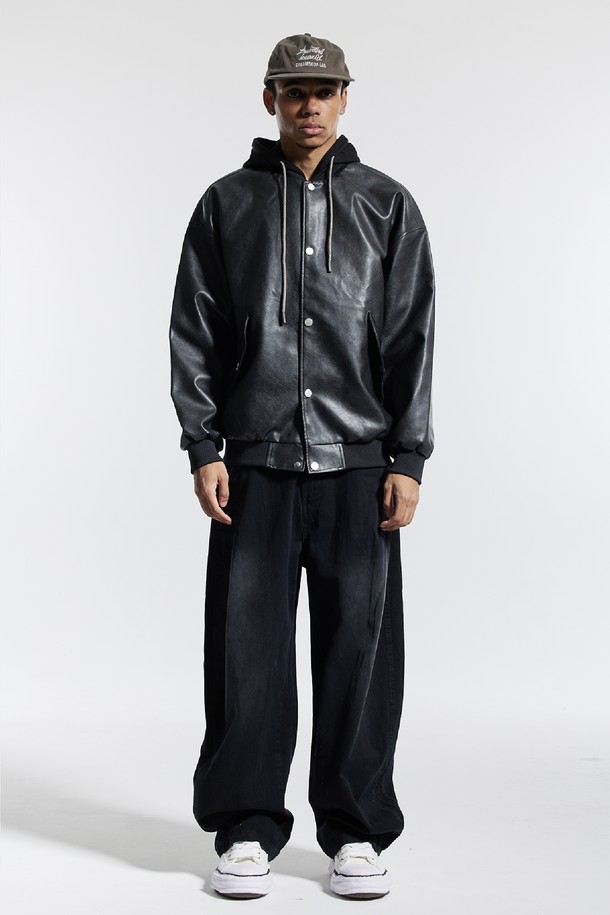 씨알에스디엘(CRS DL) 내츄럴 워시드 비건 레더 후드 재킷은 남녀 모두 착용 가능한 오버핏, 릴랙스핏의 후드 자켓입니다. 부드러운 촉감의 비건 가죽 소재와 폴리우레탄, 폴리에스테르 혼방으로 제작되었으며, 봄, 가을에 착용하기 좋습니다. 블랙, 브라운, 베이지 세 가지 색상으로 출시되었으며, 후드 일체형 디자인에 메탈 스냅 버튼, 사이드 포켓, 소매단 및 넥 라인 립 조직, 브랜드 로고 패치가 특징입니다. 캐주얼, 스트릿, 미니멀 스타일을 즐기는 분들께 '동네 마실룩', '여행룩'으로 추천합니다.
