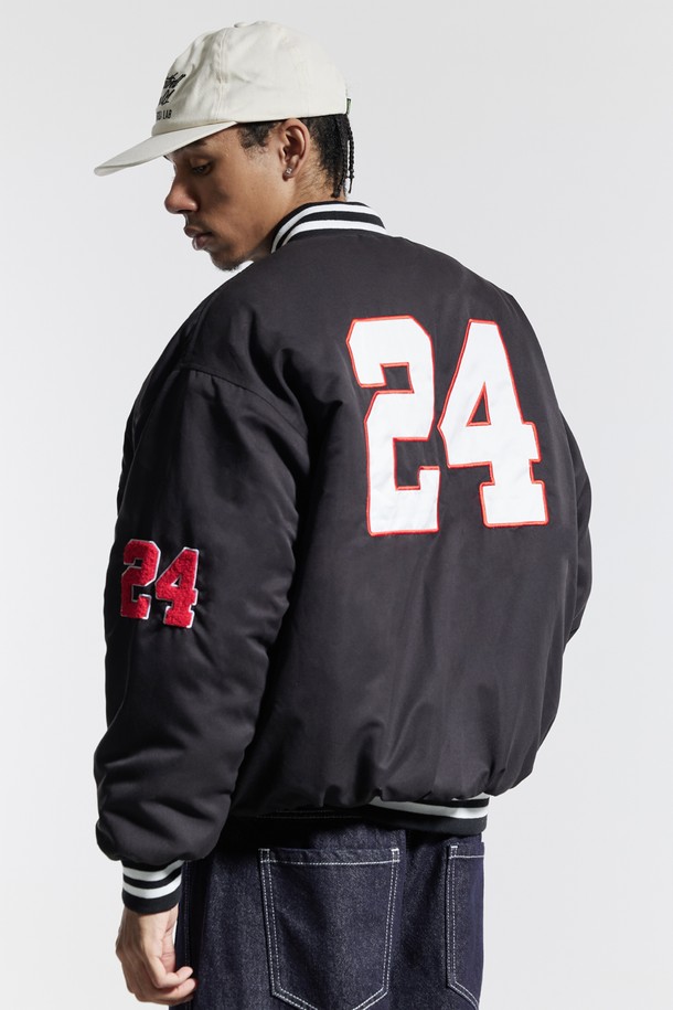 씨알에스디엘 베이스볼 스타디움 누빔 재킷은 남성용 아우터로, 겨울철 데일리룩과 스포티, 캐주얼, 미니멀 스타일을 연출하기에 적합합니다. 블랙과 네이비 두 가지 색상으로 제공되며, 릴랙스 핏으로 편안하게 착용할 수 있습니다. 두꺼운 두께의 폴리에스터 소재로 제작되었으며, E밴드 네크라인과 밑단, 긴 소매, 누빔 코트 타입이 특징입니다. 소매 자수 디테일과 퀼팅 안감이 돋보이며, 흡수, 속건, 신축성 기능이 있어 활동성을 높여줍니다. 야구점퍼 스타일의 자켓으로 일상 및 스포츠 활동 시에도 활용할 수 있습니다.
