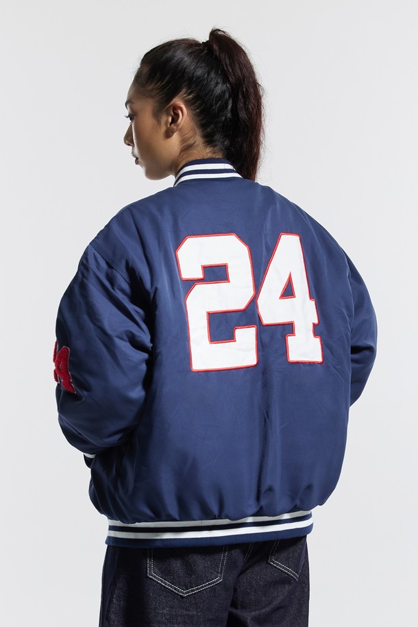 씨알에스디엘 베이스볼 스타디움 누빔 재킷은 겨울철 스포티하고 캐주얼한 스타일을 연출하기에 완벽한 아이템입니다. 네이비와 블랙 두 가지 색상으로 출시되었으며, 릴랙스 핏으로 편안한 착용감을 선사합니다. 보온, 흡습, 속건 기능을 갖춘 폴리에스테르 소재로 제작되어, 활동적인 날에도 쾌적함을 유지합니다. E밴드 네크라인과 밑단, 퀼팅 안감 디자인과 자수 패턴이 특징이며, 수분 흡수 및 건조성이 뛰어나 반복 세탁 후에도 형태 변형 없이 오래 입을 수 있습니다. 겨울 데일리룩 또는 여행룩에 미니멀한 포인트를 더해보세요.
