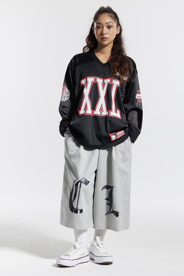 씨알에스디엘 오버클럭 투엑스라지 럭비 져지 롱슬리브는 스포티하고 스트릿한 스타일을 연출하기에 좋은 상의입니다. 블랙과 네이비 컬러로 출시되었으며, 통기성이 뛰어난 폴리에스테르 소재로 제작되었습니다. 이중 저지 구조 레이어드로 두께감을 더했으며, 빛의 각도에 따라 은은하게 반사되는 광택이 특징입니다. 바스켓볼 유니폼 스타일의 오버핏 져지로, 빅 사이즈 그래픽과 고급스러운 무드를 선사합니다. 피트니스룩으로 활용하기에도 적합합니다.
