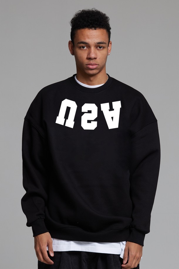 씨알에스디엘 리버스 유에스에이 맨투맨은 블랙 컬러의 오버핏 디자인으로, 캐주얼 및 스트릿 스타일을 즐기는 분들께 적합합니다. 봄, 가을, 겨울 세 계절 모두 착용 가능하며, 두꺼운 면 소재로 제작되어 부드러운 촉감을 선사합니다. 라운드넥에 레터링 로고 패턴이 특징이며, 캠핑룩이나 집콕룩 등 다양한 TPO에 활용하기 좋습니다. 긴 소매 기장으로 편안함과 스타일을 동시에 만족시키는 아이템입니다.
