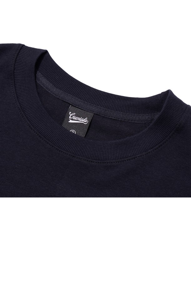 **씨알에스디엘 리버스 유에스에이 맨투맨**은 남성을 위한 캐주얼 및 스트리트 스타일의 맨투맨입니다. 네이비 컬러의 레귤러핏 라운드넥 디자인으로, 봄, 가을, 겨울 모두 착용하기 좋습니다. 면 소재로 제작되어 부드러운 촉감을 선사하며, 두꺼운 두께감으로 따뜻함을 더합니다. 전면에 레터링 프린트가 돋보이며, 긴 소매 기장과 로고 패턴으로 포인트를 더했습니다.
