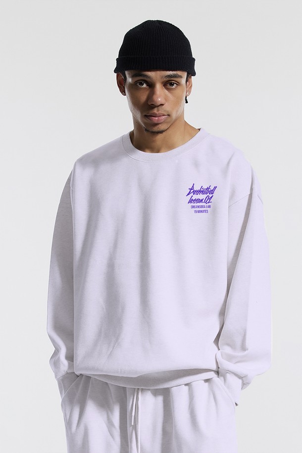 씨알에스디엘 쿼터 팀플레이 맨투맨은 남녀 모두 착용 가능한 오버핏의 캐주얼 맨투맨입니다. 부드러운 면 소재로 제작되어 봄, 가을, 겨울 세 계절 모두 활용 가능하며, 두꺼운 두께감으로 따뜻하게 착용할 수 있습니다. 라운드넥 디자인에 농구 컨셉 그래픽 프린팅이 더해져 스포티한 무드를 연출합니다. 캠핑룩, 산책룩 등 다양한 TPO에 미니멀하고 캐주얼한 스타일을 더해보세요.
