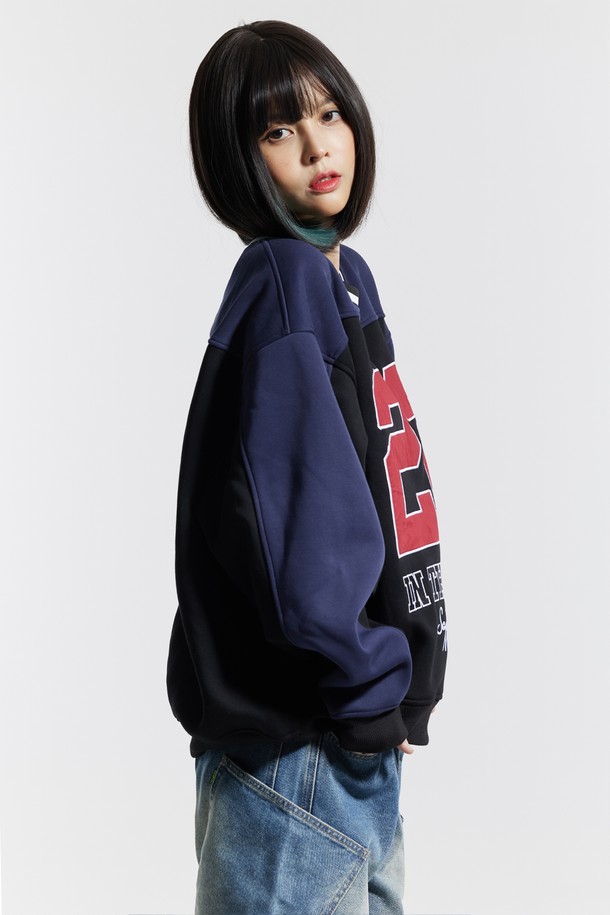 씨알에스디엘(CRS DL) 절개 패널 레터링 럭비 맨투맨은 캐주얼, 스포티, 미니멀 스타일을 모두 아우르는 공용 상의입니다. 네이비와 블랙 두 가지 색상으로 출시되었으며, 넉넉한 오버핏에 긴 소매 기장으로 제작되어 편안한 착용감을 선사합니다. 두꺼운 면 소재로 제작되어 봄, 가을, 겨울 모두 활용 가능하며, 럭비 디자인과 절개 디테일, 레터링 패턴이 돋보입니다. 라운드넥 디자인으로 다양한 스타일 연출에 용이하며, 일상복으로 활용하기 좋습니다.
