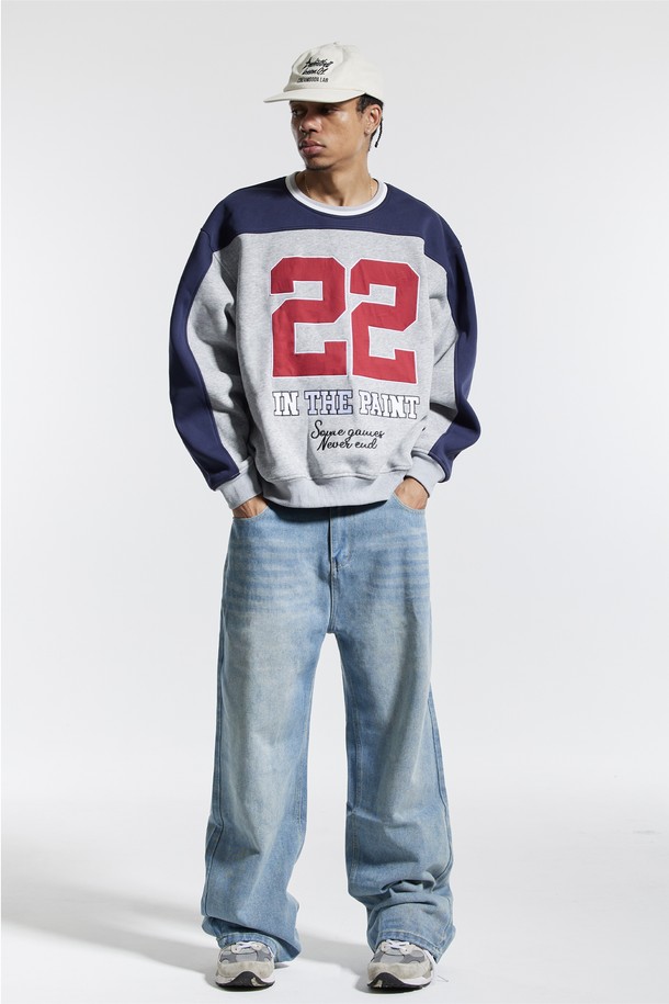 씨알에스디엘(CRS DL) 절개 패널 레터링 럭비 맨투맨은 남성용으로, 캐주얼과 스포티 무드를 넘나드는 디자인이 특징입니다. 그레이, 네이비, 레드 세 가지 색상으로 제공되며, 봄, 가을, 겨울 계절에 착용하기 좋습니다. 럭비 스타일을 기반으로 한 절개 디테일과 패널 디자인, 레터링 프린트가 돋보이며, 오버핏으로 편안한 착용감을 선사합니다. 두꺼운 면 소재로 제작되어 부드러운 촉감을 느낄 수 있으며, 출근룩과 캠핑룩 등 다양한 TPO에 활용 가능합니다.
