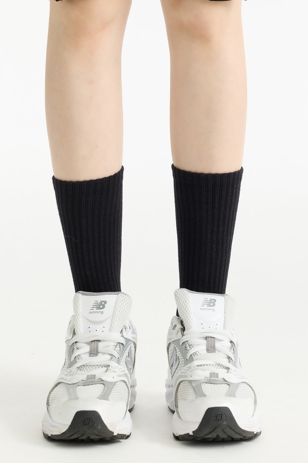 씨알에스디엘 크림소다 레터링 양말은 부드러운 면 소재로 제작되어 편안한 착용감을 선사합니다. 블랙과 화이트 두 가지 컬러로 출시되어 어떤 스타일에도 매치하기 용이하며, 사계절 내내 활용하기 좋습니다. 크림소다 로고 디자인과 레터링 패턴이 돋보이는 캐주얼하고 미니멀한 양말입니다. 산책룩에 포인트를 더하고 싶을 때 착용해보세요. 흡습 기능으로 쾌적한 착용감을 유지해줍니다.
